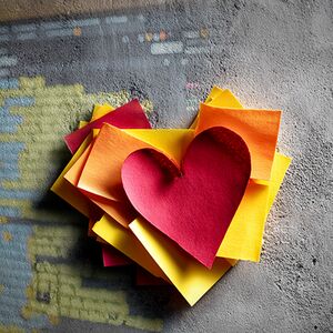 KI-Webinar Titelbild – Herz aus bunten Post-its vor Code-Hintergrund | Nicole Angela Buck