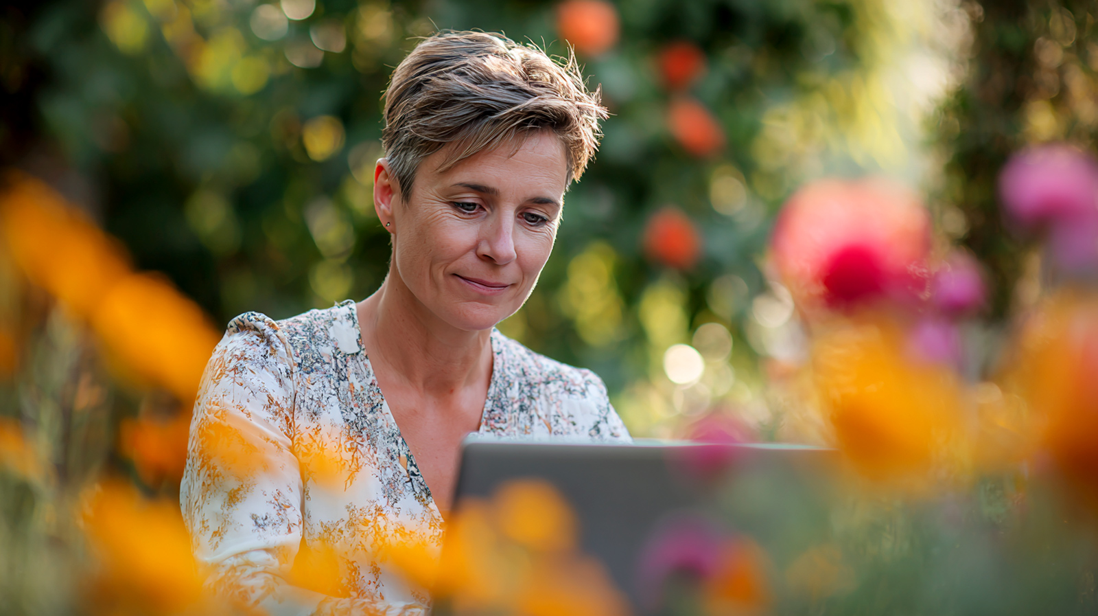 Sabine erstellt ihren Content für LinkedIn mit ChatGPT Erstellung von Content mit ChatGPT macht vieles einfacher. Und schneller.